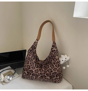Detail der Hobo-Tasche mit Leopardenmuster, Lederriemen und weißem Wolkenanhänger