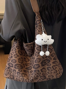 Modische Leoparden-Shopper-Tasche mit großem Fassungsvermögen und weißem Plüsch-Anhänger