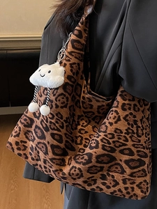 Modische Tote-Bag mit Leopardenmuster und süßem Wolkenanhänger, stilvoll über der Schulter