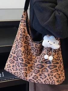 Modische Leopard-Print-Einkaufstasche mit großem Fassungsvermögen und Plüsch-Anhänger