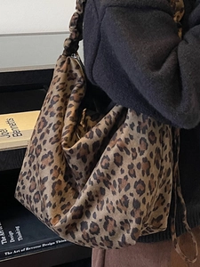 Retro leopard print tote bag in large capacity faux suede with pleated shoulder strap