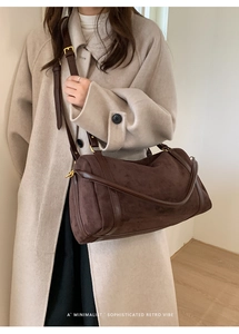 Détails du sac Boston en daim marron foncé avec bandoulière en cuir et boucles dorées