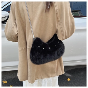 Photo de rue d'un sac lune en fausse fourrure noire avec des strass en forme d'étoiles