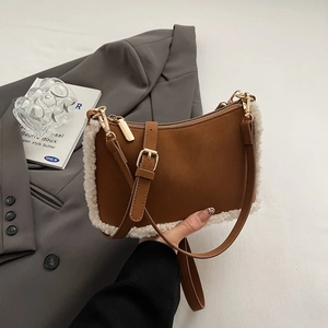 Détail du sac bandoulière vintage en daim marron avec bordure en laine de mouton