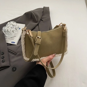 Détail du sac bandoulière en cuir kaki avec bordure en laine polaire blanche et boucles dorées