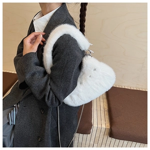 Détail du sac à épaule en fausse fourrure blanche avec anneau argenté et texture