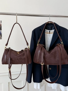 Sac à main Boston en daim marron foncé au design rétro minimaliste chic