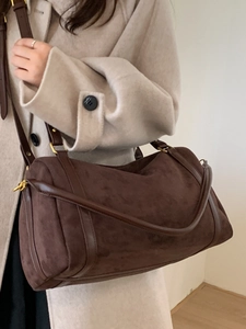 Sac Boston rétro en daim marron foncé avec détails dorés et bandoulière en cuir