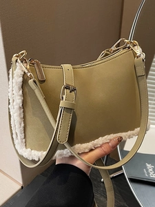 Sac à bandoulière vert avec bordure en fausse fourrure blanche et bandoulière en cuir