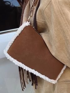 Sac à bandoulière marron dépoli avec bordure en polaire blanche pour mode automne