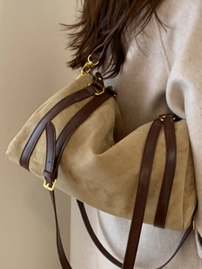 Sac à bandoulière Boston minimaliste en daim kaki avec lanières en cuir brun et métal doré