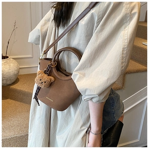 Sac seau marron mat avec pendentif ours et foulard décoratif en vue détaillée
