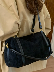 Sac Boston minimaliste en daim noir pour femme avec détails dorés et bandoulière en cuir
