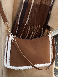 Sac à épaule en daim marron avec bordure en laine de mouton blanche et sangle réglable