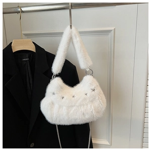 Détail du sac hobo en peluche blanche avec étoile argentée et bandoulière chaîne