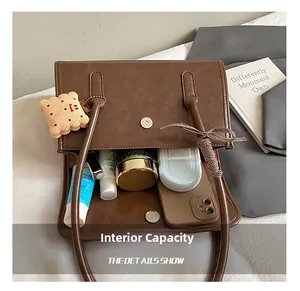 Détail de la grande capacité intérieure de ce sac fourre-tout marron de style rétro