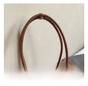 Détails des poignées de sac à main en cuir marron avec accent écharpe en soie à carreaux
