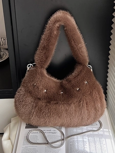 Sac croissant en peluche marron avec clous étoiles argentés et bandoulière en chaîne