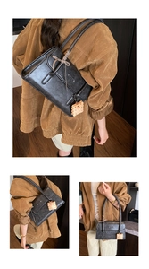 Détail du grand sac cabas noir en cuir avec nœud marron et pendentif biscuit mignon