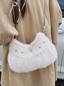 Sac bandoulière en fausse fourrure crème avec rivets étoiles et chaîne pour femme