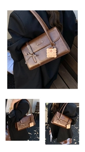 Sac sous le bras marron rétro avec nœud à carreaux et pendentif biscuit sur banc