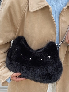 Sac hobo chic en peluche noire avec clous en forme d'étoile et chaîne en métal