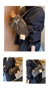 Vue détaillée du sac rétro marron avec nœud décoratif et charme biscuit peluche