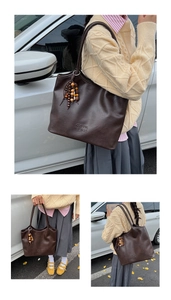 Détail du grand sac cabas marron foncé avec logo en relief et pompon en perles de bois