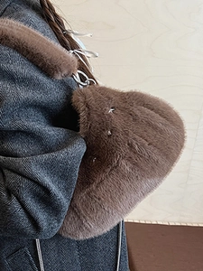 Sac à bandoulière en peluche marron en forme de cœur avec rivets étoiles argentés