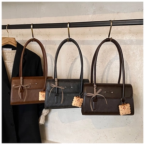 Trois sacs sous les aisselles en caramel, noir et café avec breloques de biscuit en peluche