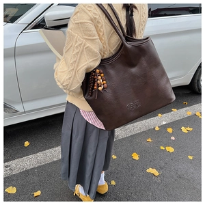 Sac fourre-tout marron vintage avec texte embossé et pendentif en perles en extérieur