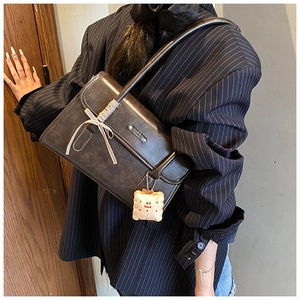 Sac bandoulière vintage marron avec ruban à nœud et pendentif biscuit en peluche chic