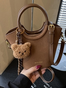 Sac seau rétro en daim marron avec poignée, breloque ourson et bandoulière réglable