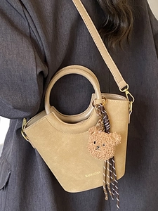 Sac seau vintage en daim camel avec poignée ronde et breloque ours en peluche