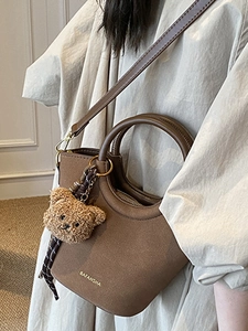 Sac seau vintage marron foncé avec charm d'ours en peluche et bandoulière BAFANSHA