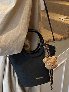 Sac seau vintage noir pour femmes avec pendentif ours et foulard à carreaux élégant