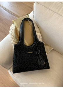 Détail de la texture léopard et du gland sur le grand sac cabas en velours noir