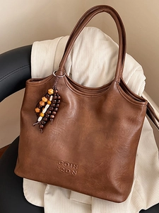 Grand sac cabas marron rétro en cuir avec pompon en perles pour un style élégant