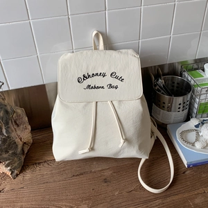 Détail du sac à dos en toile crème avec cordon de serrage et lettrage Honey Cute chic