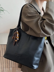 Sac fourre-tout minimaliste en cuir noir avec glands décoratifs en perles de bois