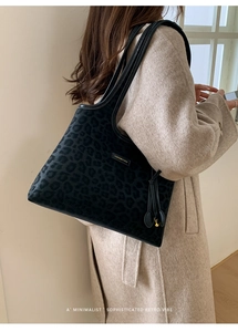 Détail du grand sac cabas imprimé léopard avec texture douce et pendentif pompon