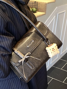 Sac à bandoulière rétro marron foncé minimaliste avec un charme de biscuit et nœud à carreaux