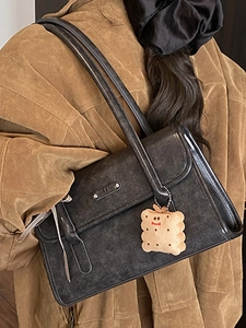 Sac sous le bras noir chic avec doubles bretelles et cuir mat vintage pour femmes
