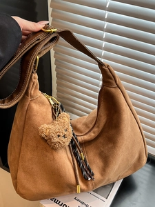 Women Suede Hobo Shoulder Bag Large Capacity Retro Commuter Tote Bag With Bear Charm Solid Color Minimalist Fashion Handbag