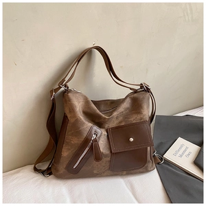 Borsa tote marrone vintage in ecopelle invecchiata con design funzionale a più tasche