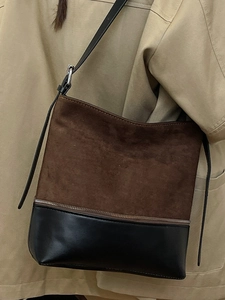 Retro contrast patchwork tote bag in brown suede and black leather with zipper detail