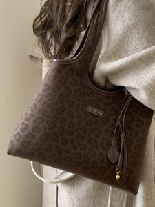 Sac cabas léopard marron en daim avec longues anses pour le porté épaule quotidien