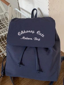 Sac à Dos Décontracté pour Femmes avec Cordon de Serrage et Rabat Brodé Lettre Grande Capacité Style Collège Voyage Quotidien École en Tissu