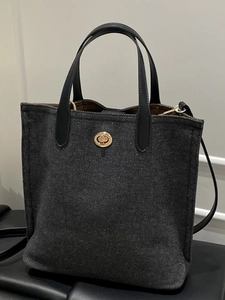 Sac fourre-tout chic en denim avec poignées en cuir et fermoir doré pour femmes