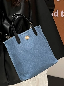 Sac bandoulière tendance en jean bleu clair avec fermoir doré et bandoulière cuir